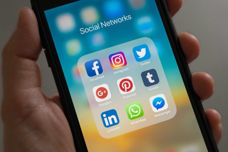 Navigating Social Media and Distancing: 10 Expert Tips for Parents of Teens and Tweens